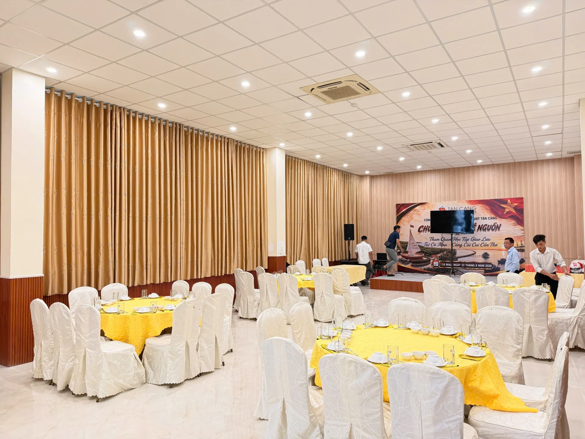 Sảnh Phú Quý - Nhà hàng ẩm thực nghệ thuật Hoàng Hổ Cà Mau